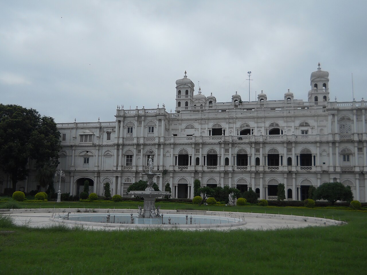 Jai Vilas Palace, the current residence of the royal Maratha family 'Scindia', is an Italianate structure combining the Tuscan and Corinthian architectural mode
