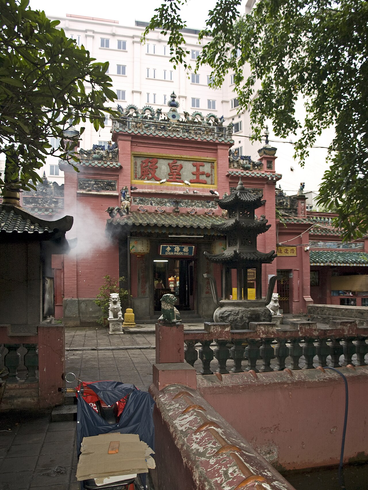 Entrance of the Jade Emperor Pagoda