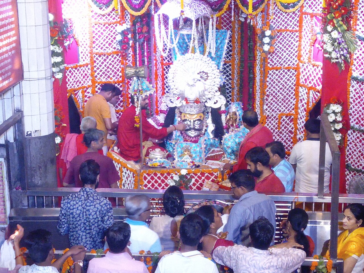 Shri Mankameshwar Temple in Agra is a sacred Hindu temple near the Agra Fort Railway Station, it is heavily crowded on Mondays and Lord Shiva festive days