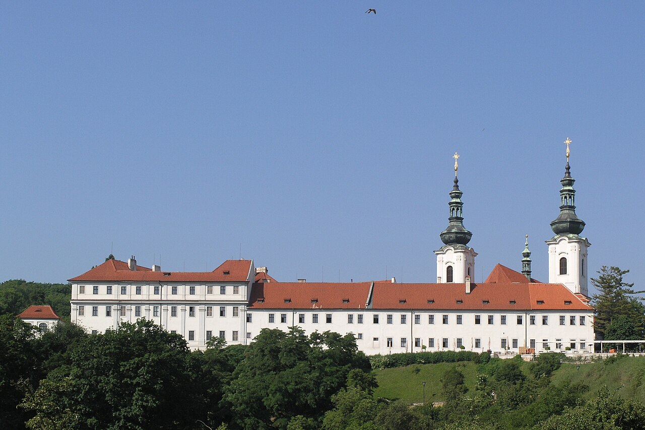 Praha, Hradčany - pohled na Strahovský klášter z ulice Úvoz