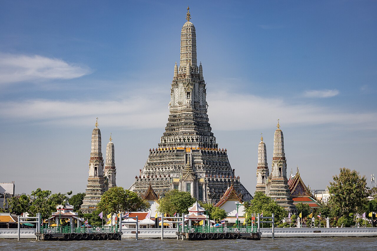 The main prang-shaped pagoda of Wat Arun.