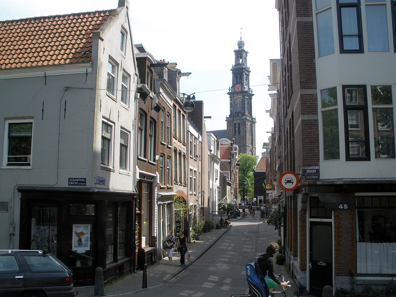 Eerste Leliedwarsstraat in the Jordaan district of Amsterdam, looking south from the bridge across the Egelantiersgracht canal. Note the Bloemgracht canal and W