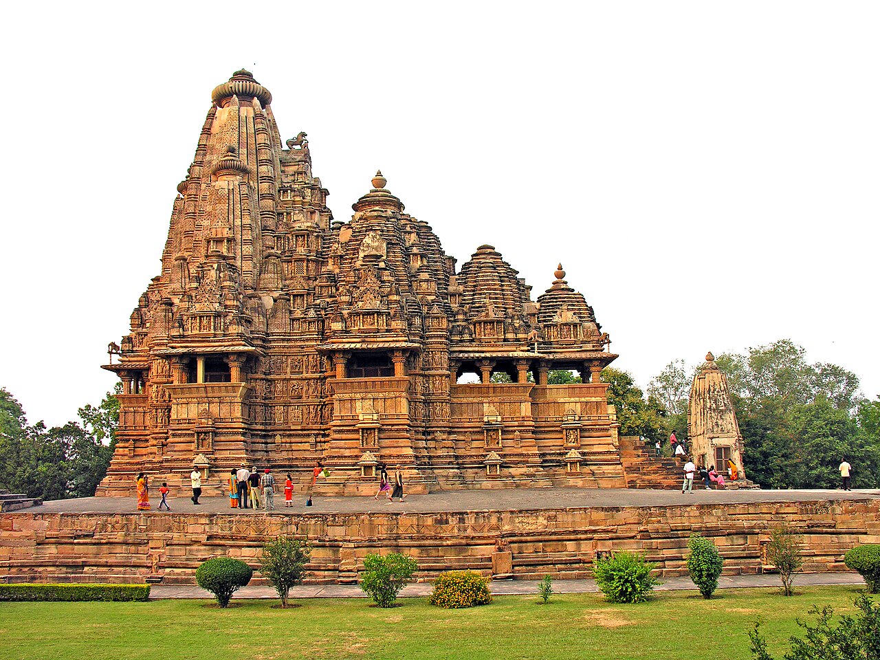Visvanatha temple enshrines a three-headed image of Lord Brahma. Lions guard the northern entrance to the structure, while elephants flank the southern flight o