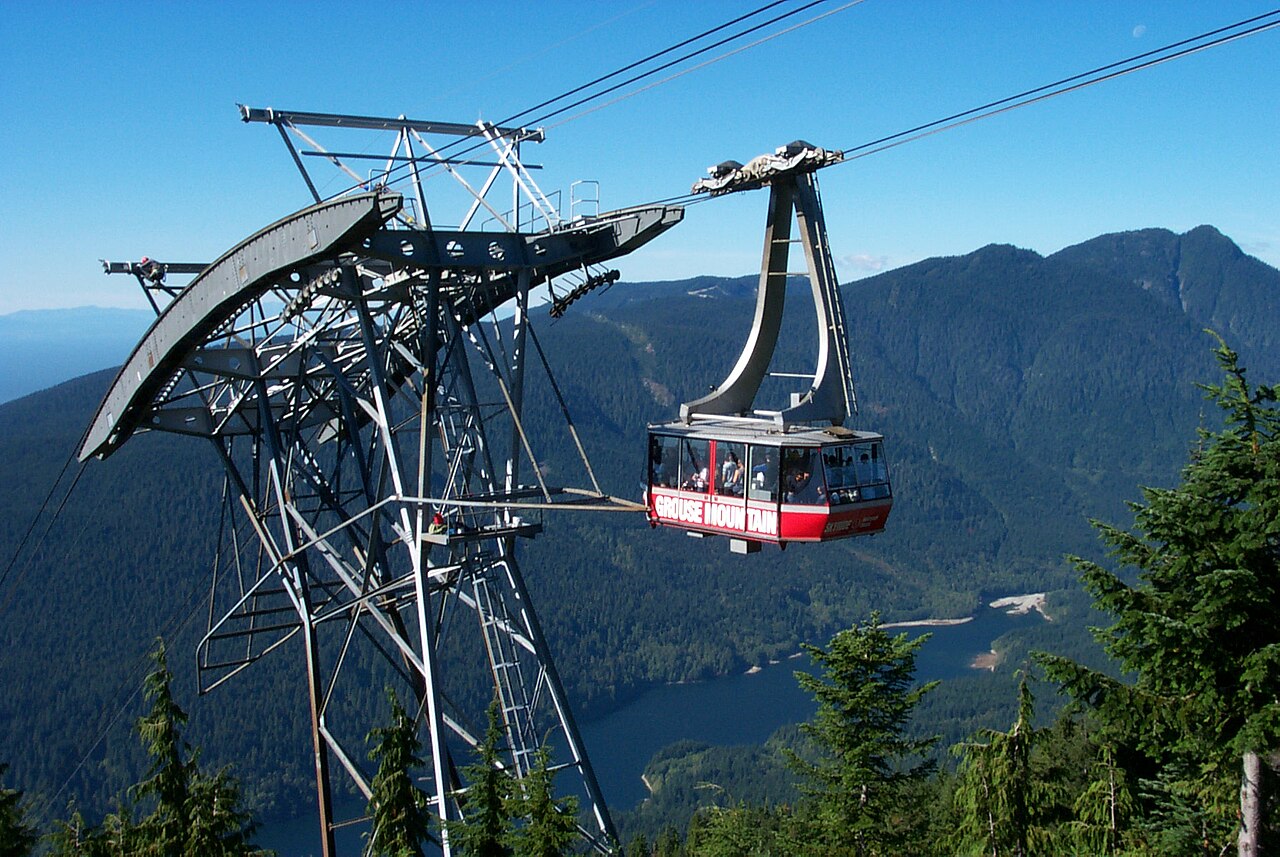 A gondola at Grouse Mountain. Photographed by User:Pburka, 2002.