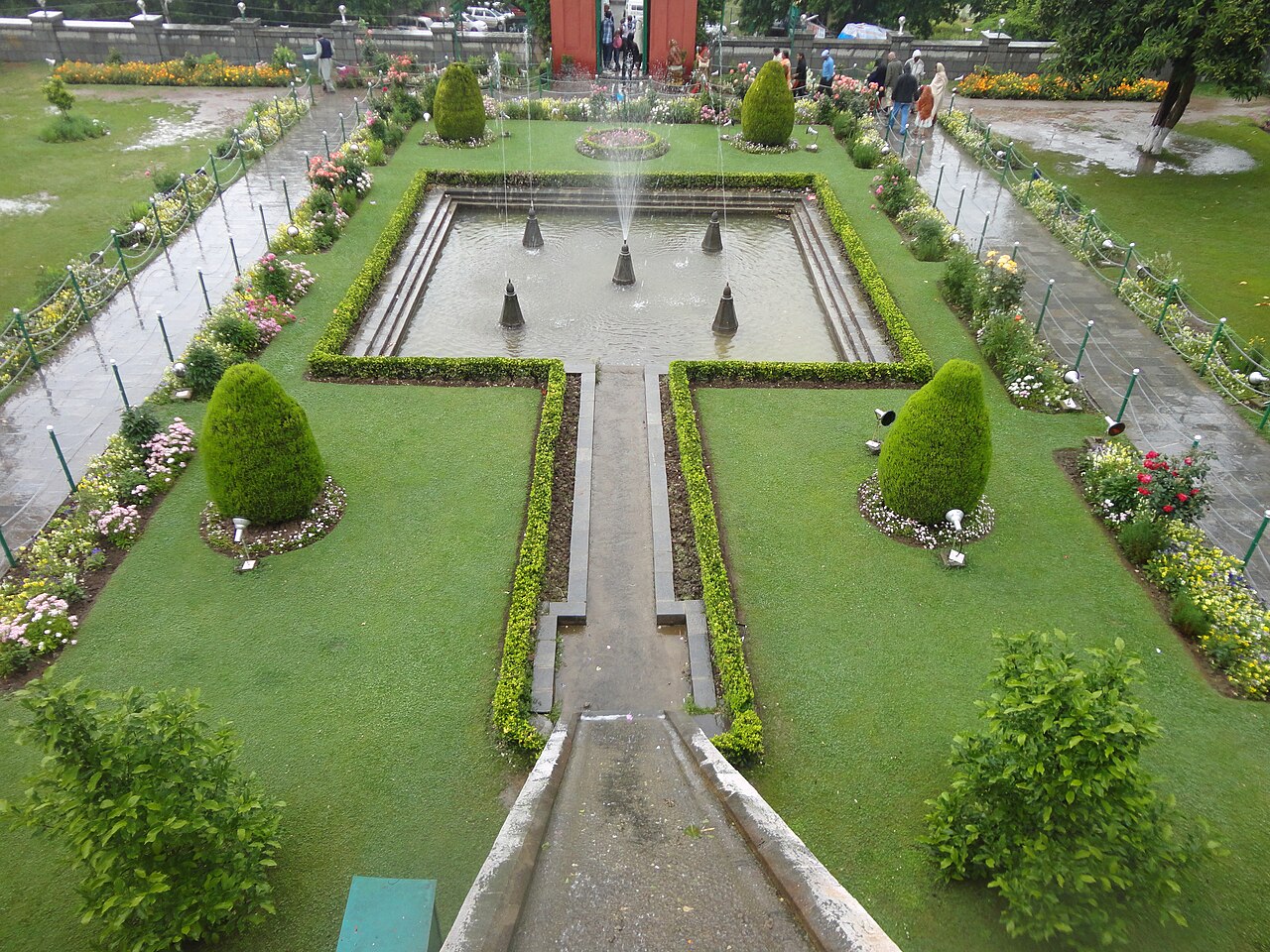 A view of the fountains at Nishat Baugh