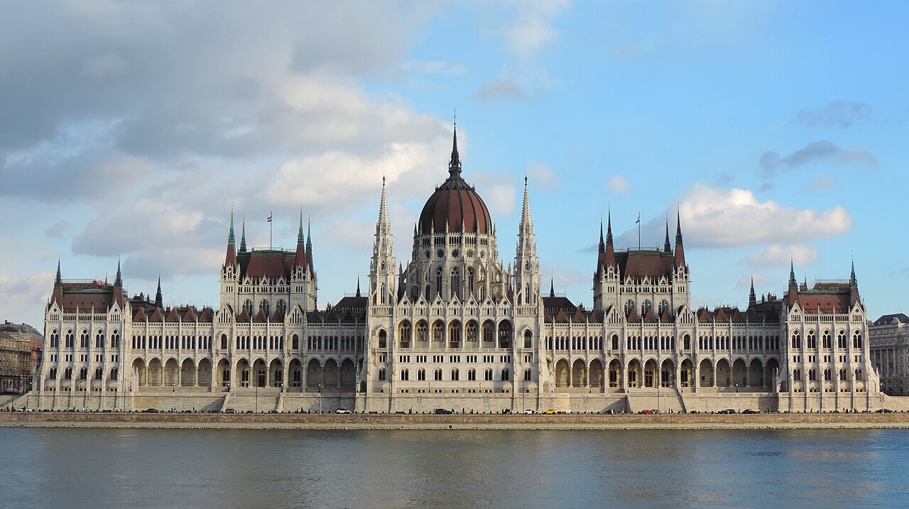 Vue du Parlement hongrois depuis l'autre côté du Danube.
