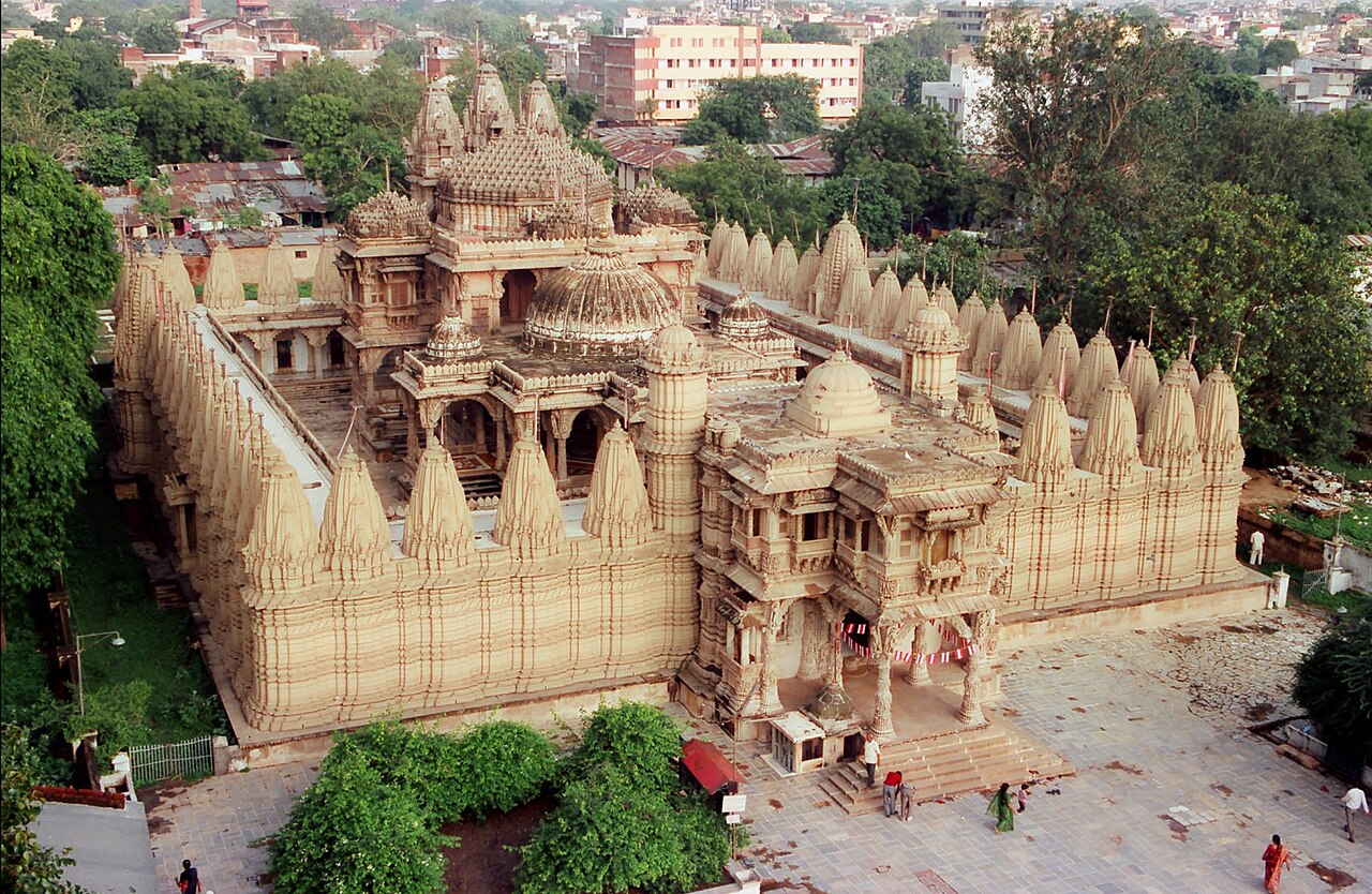 This is a heritage place.Foreigners are visiting it for its artistic architecture.Its a Jain Temple situated o/s Delhi Darwaja.