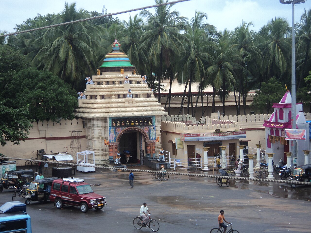 Gundicha Temple has some interesting legends related to it. One legend says that Gundicha was the queen of the King Indradyumna, the legendary founder of the 1s