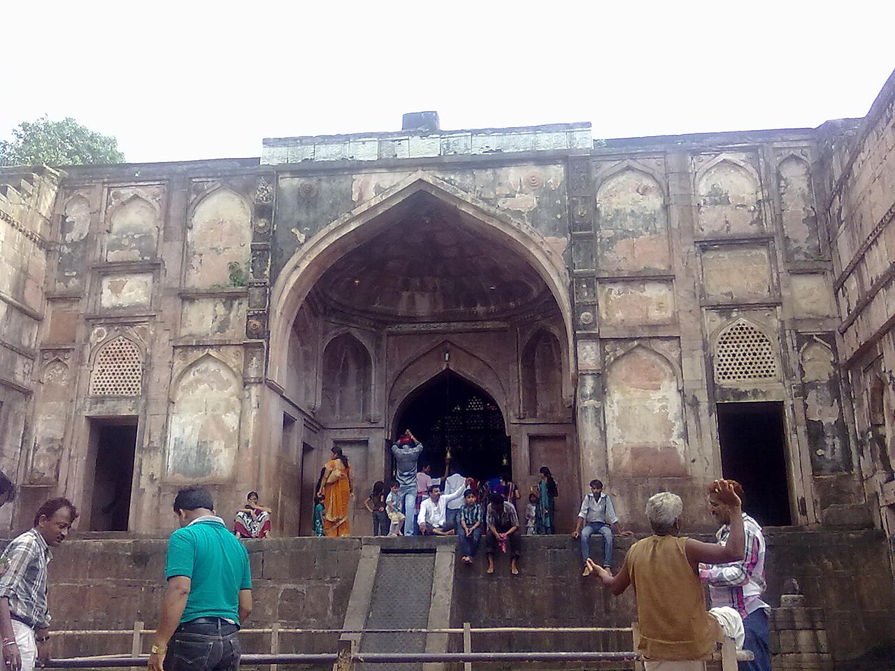 Nilakantha Palace: Nilkantha is a charming spot named after an old shiva shrine which once exited here. The structure ,built of red stone, is a pleasure-house c