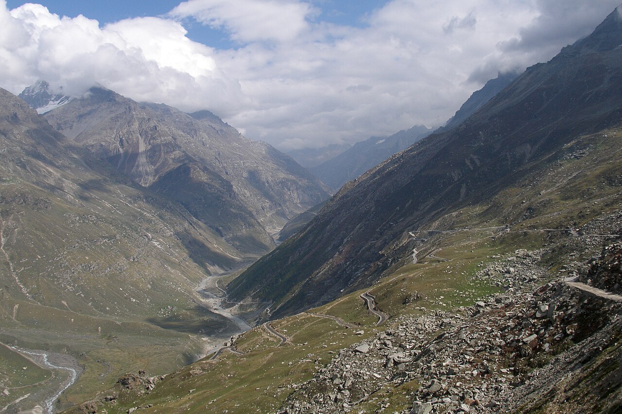 Kullu Valley lies between Lower Himalayan and Great Himalayan Ranges. A gateway to the majestic realms of Lahaul and Spiti. The enigmatic landscape of the Himal