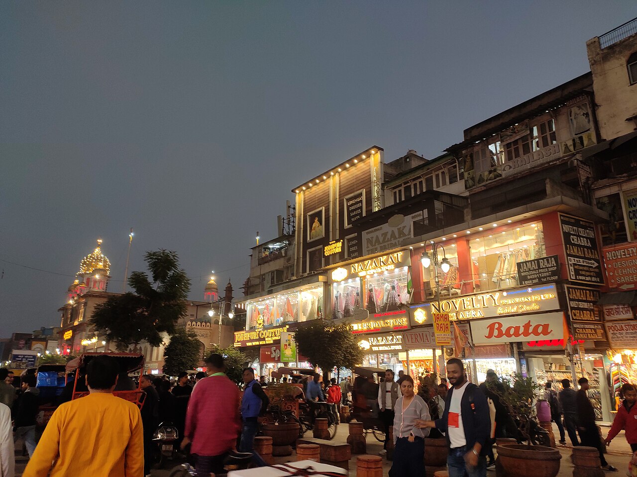 Located in the heart of Chandni Chowk, Gurudwara Sis Ganj Sahib is one of the most sacred and historically significant Sikh shrines in Delhi. It marks the exact