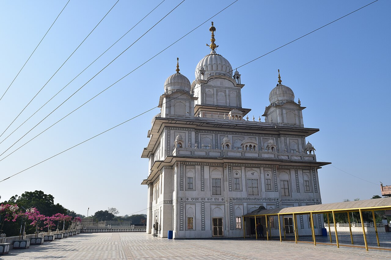 Gurdwara Data Bandi Chorh Sahib, situated in Gwalior, is associated with the imprisonment of Guru Har Gobind Sahib in Gwalior Fort and his celebrated release in