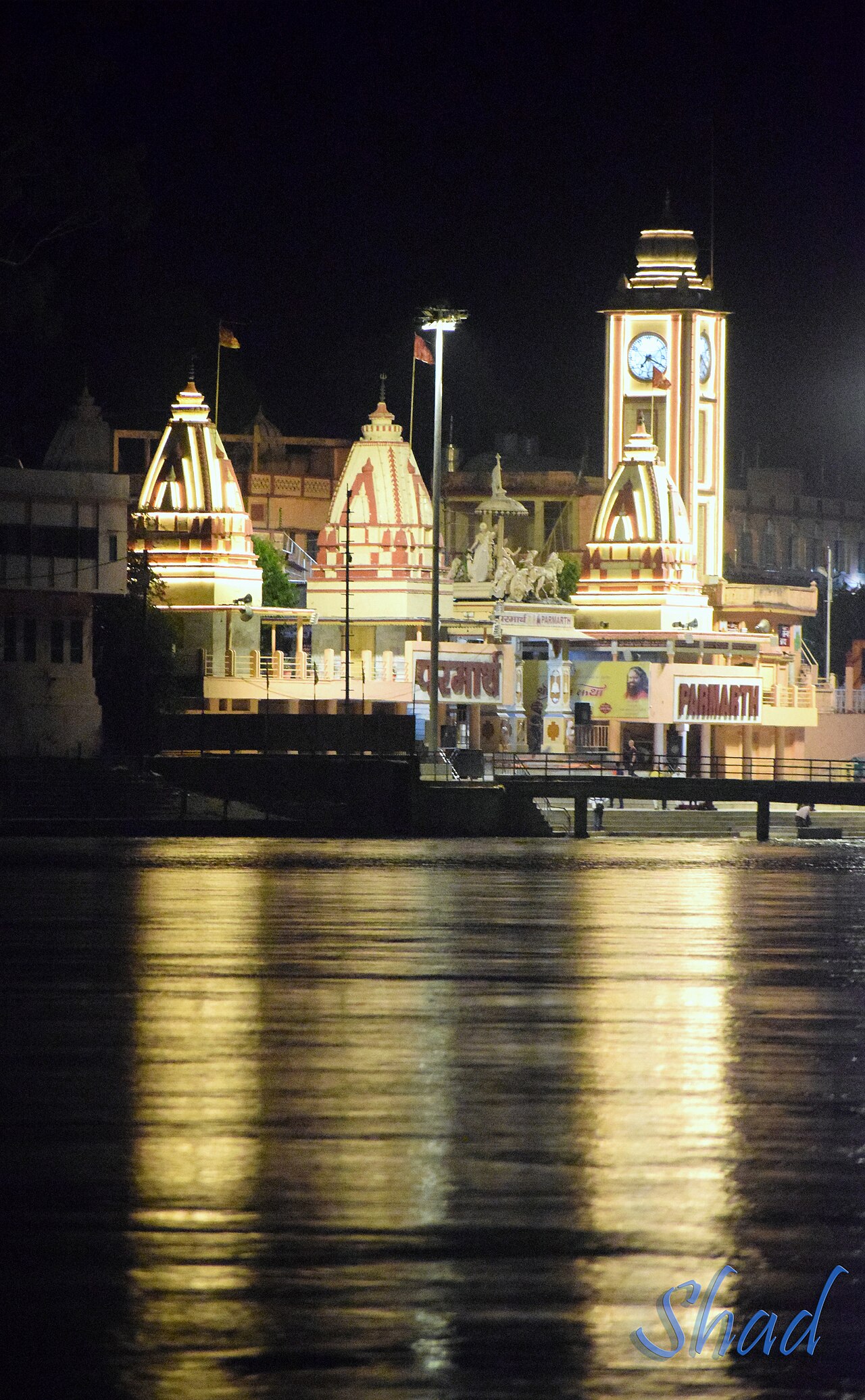 Parmarth Niketan Ashram across Ganga After witnessing the Ganga Aarti at Triveni Ghat we kept strolling in Rishikesh. We reached a ghat right next to Ram Jhula 