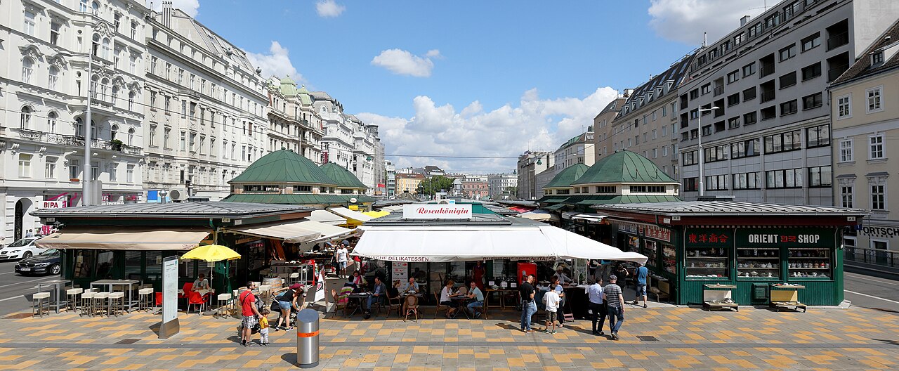 Der Naschmarkt im 6. Wiener Gemeindebezirk Mariahilf. Standort Höhe Schleifmühlgasse mit Blick Richtung Innenstadt bzw. Osten. Die fixen Marktstände am Naschmar