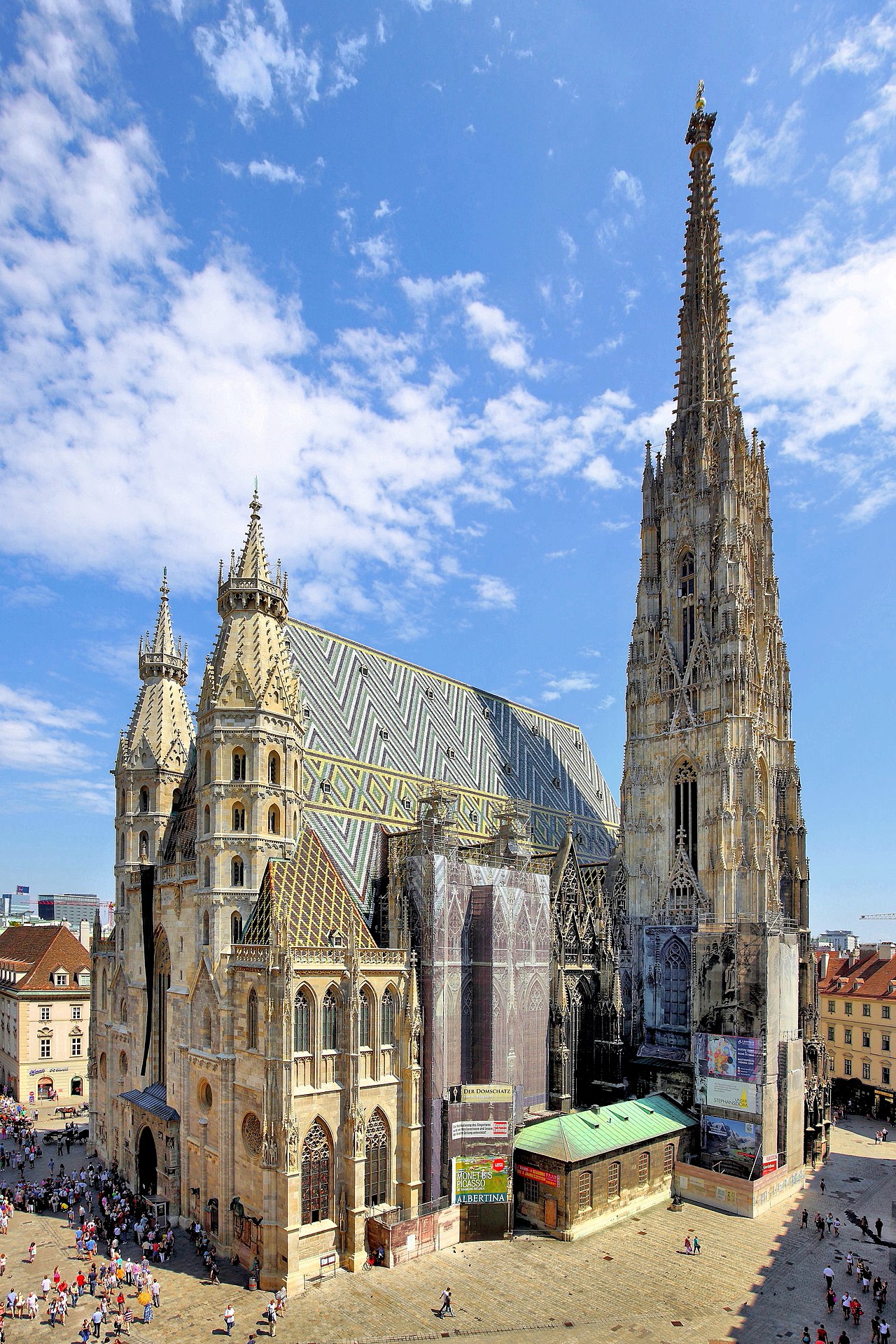 Westansicht des Stephansdoms in der österreichischen Bundeshauptstadt Wien.Der Grundstein für den Stephansdom wurde 1359 unter Rudolf IV. („Der Stifter“) gelegt
